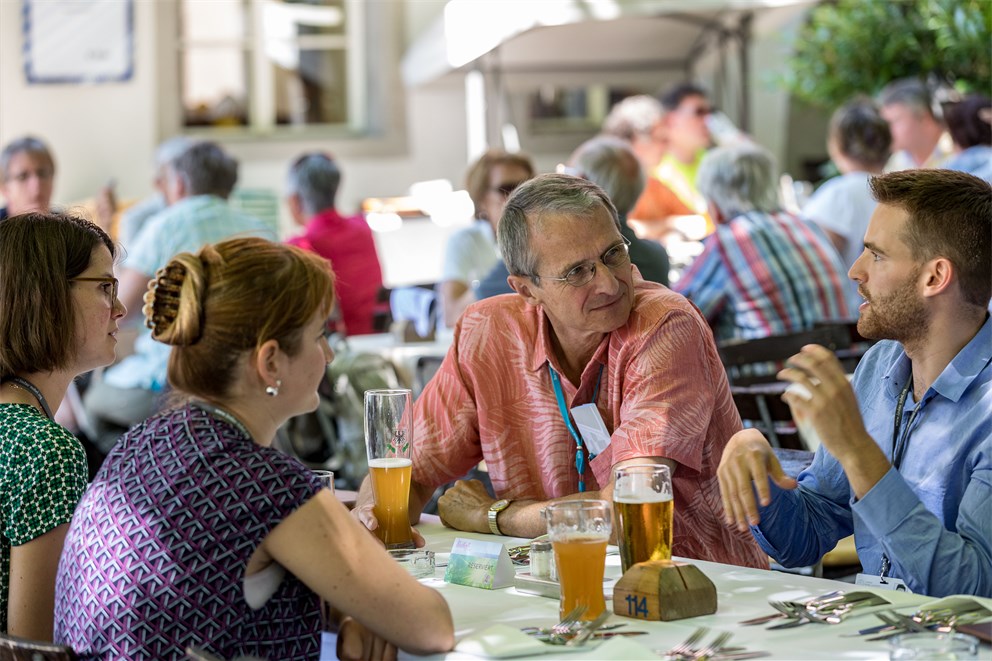 Richard Schrock in discussion with young scientists