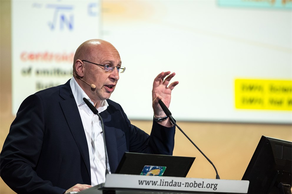 Stefan Hell delivering his lecture "Nanoscopy with Focused Light"