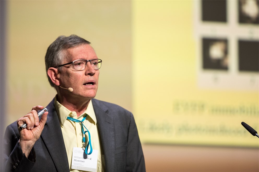 William Moerner presenting his lecture "What Can You Learn from Watching Single Molecules? "