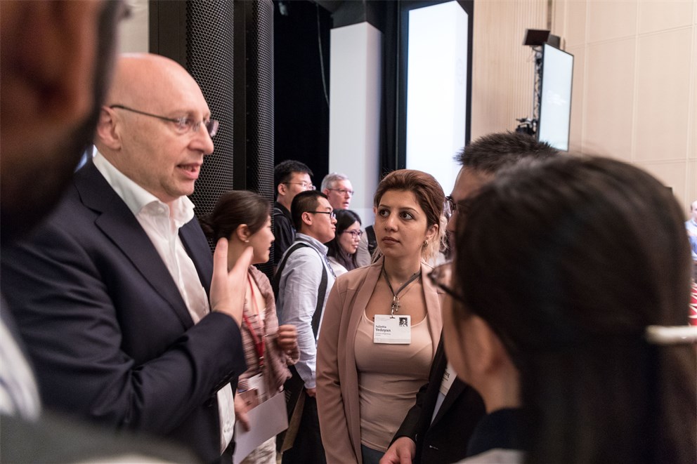Stefan Hell in discussion with young scientists at the 67th Lindau Nobel Laureate Meeting