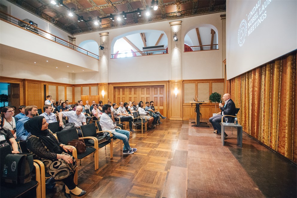 Stefan Hell holding a young scientists discussion