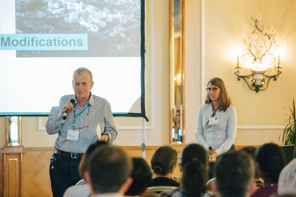 Aaron Ciechanover disussing with young sientists during a master class
