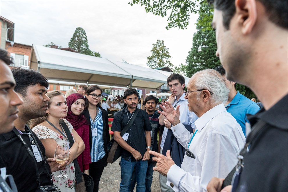 Mario Molina and young scientists at the social event Grill & Chill