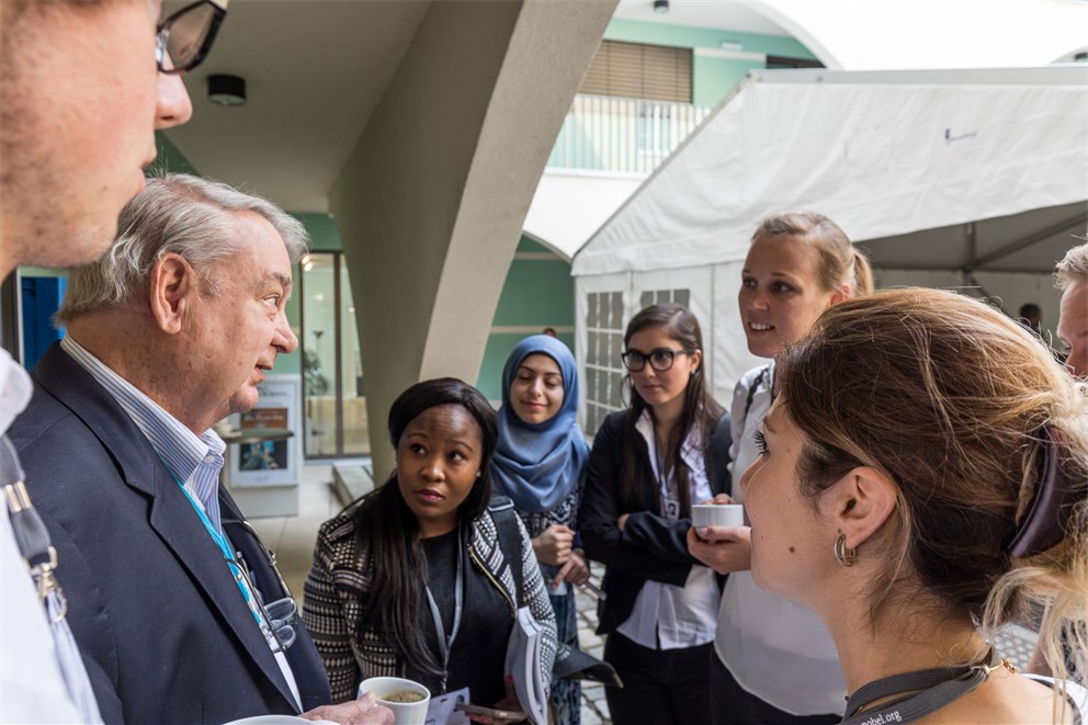 Ferid Murad in discussion with young scientists 