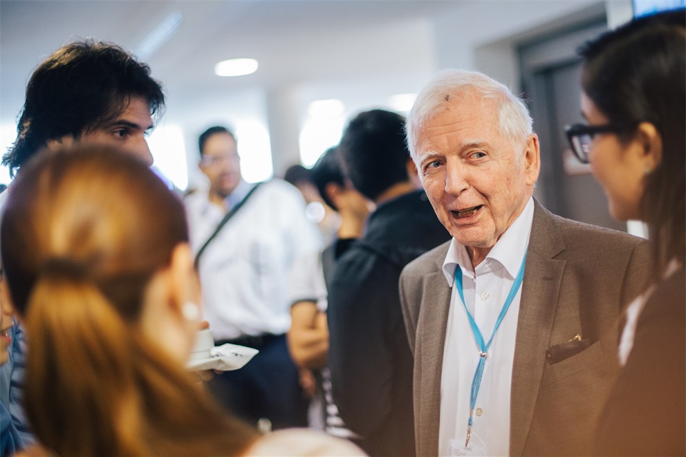 Harald zur Hausen in discussion with young scientists
