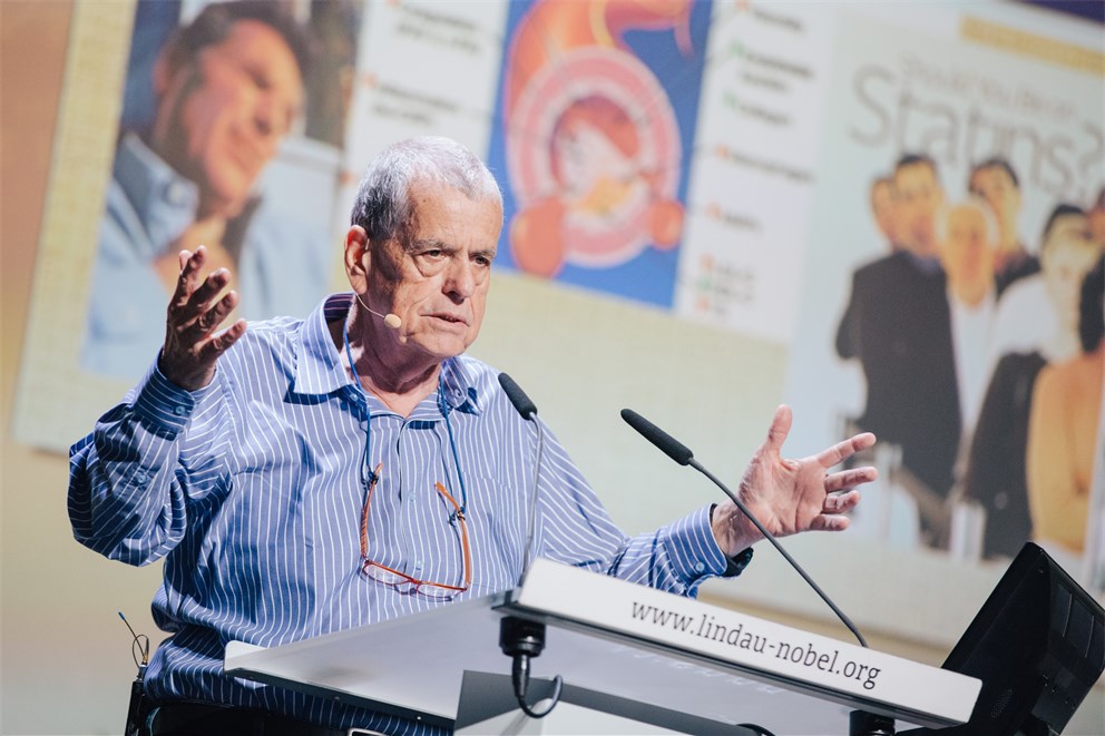 Aaron Ciechanover presentin his lecture on "The Revolution of Personalized Medicine: Are we Going to Cure All Diseases and at What Price?"