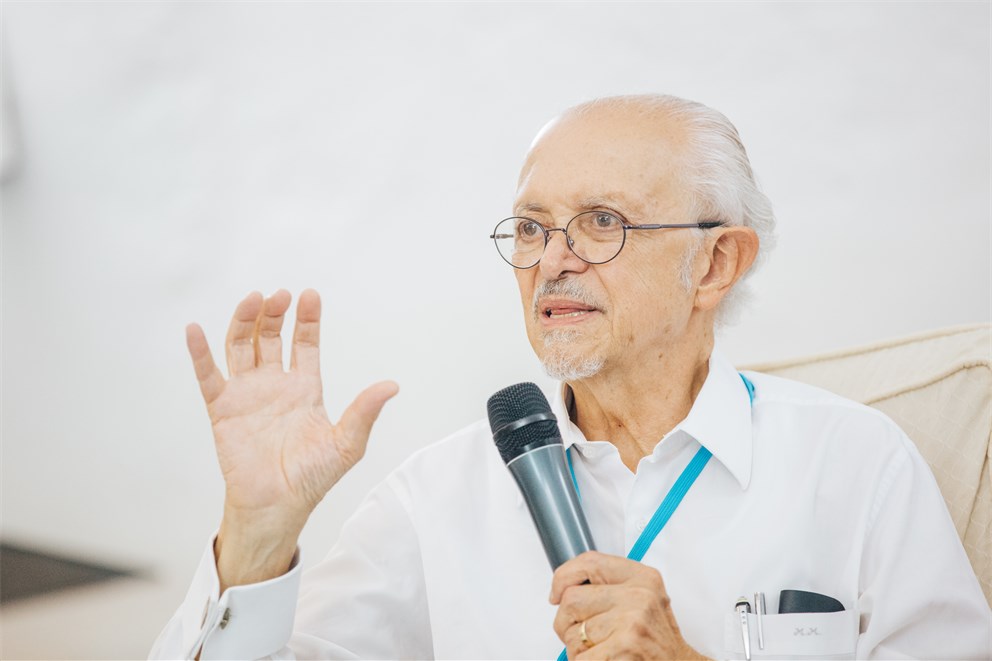 Mario Molina holding a young scientists discussion