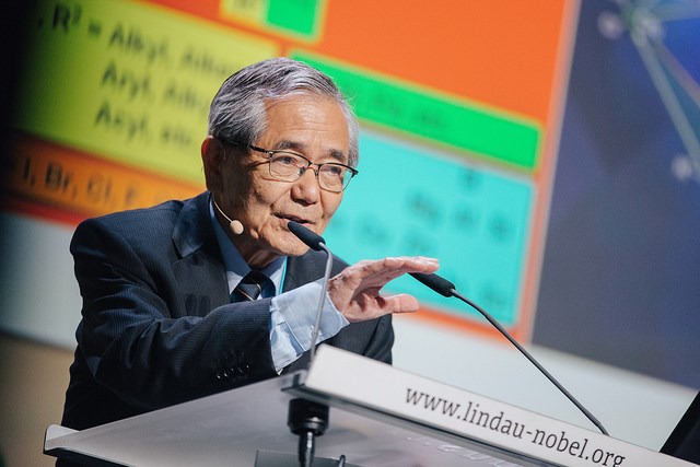 Ei-ichi Negishi delivering his lecture on "Magical Power of d-block Transition Metals as Exemplified by Catalytic Highly Asymmetric C-C Bond Formation"