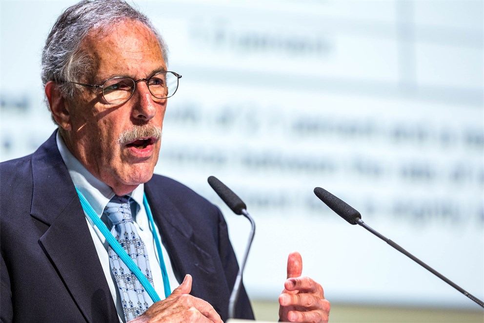 Peter A. Diamond delivering his lecture on "Good Pension Design"