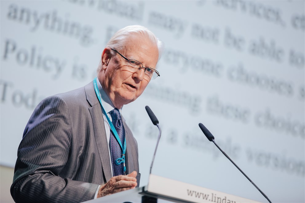 James A. Mirrlees giving his lecture "Bounded Rationality and Economic Policy"