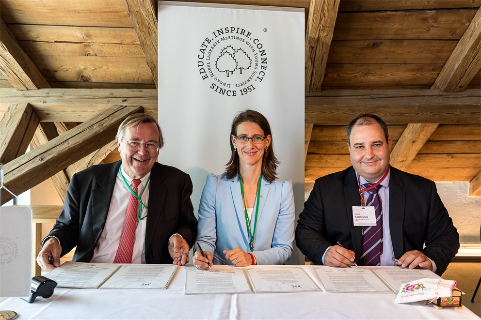 Memorandum of Understanding with the Bulgarian Macroeconomics Association: Jürgen Kluge, Countess Bettina Bernadotte, Vassil Karaivanov (from left)