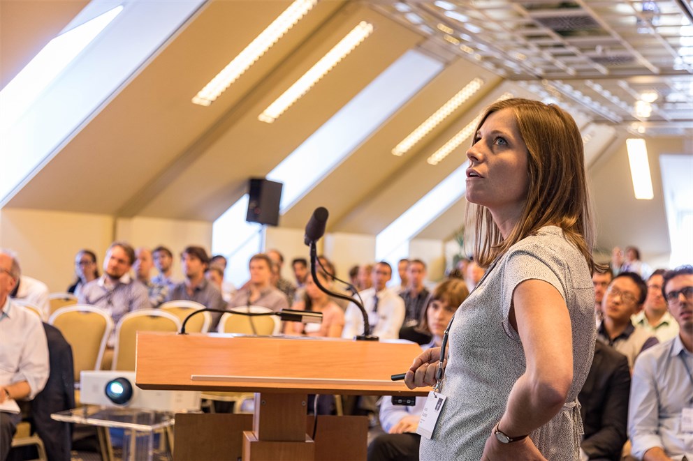 Young economist presenting her research at the 6th Lindau Meeting on Economic Sciences