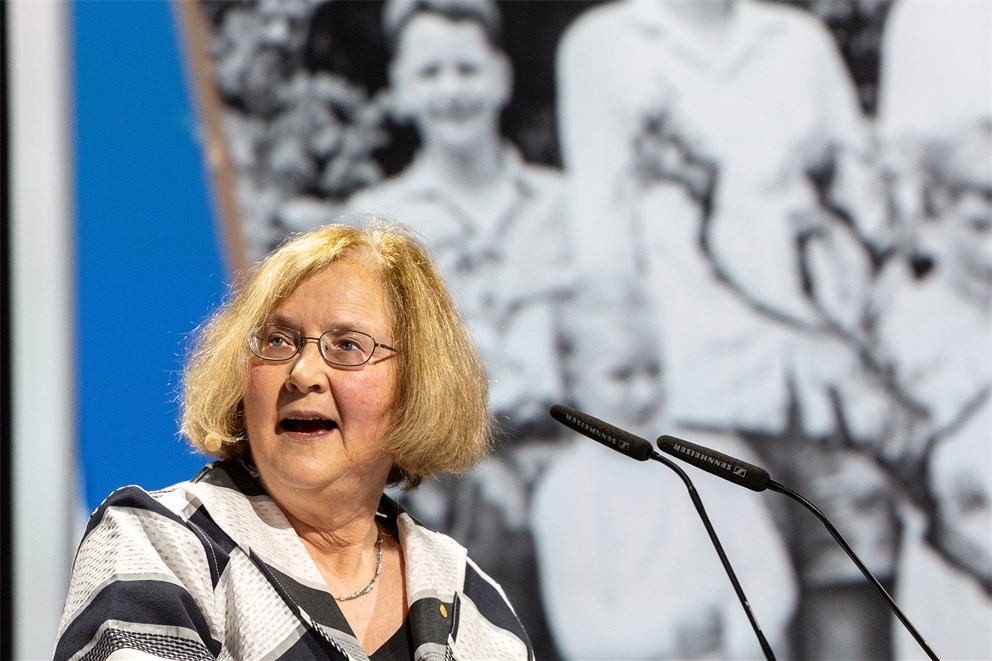 Elizabeth H. Blackburn holding her keynote lecture "Science Policy and Science and Society"