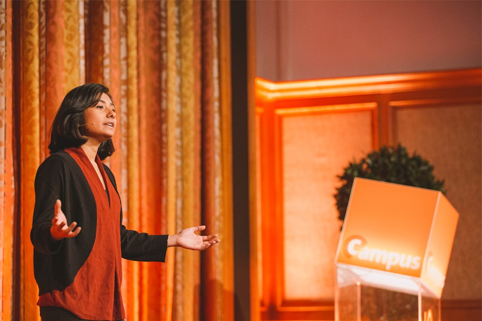 Young scientist presenting her research at the Campus Talks