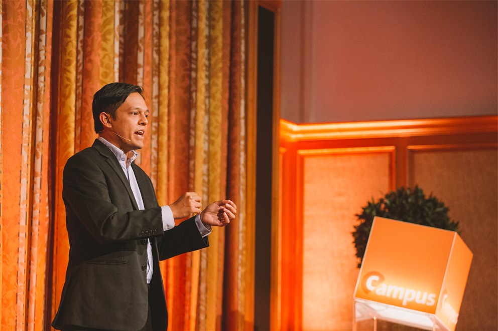 Young scientist presenting his research at the ARD-alpha Campus Talks