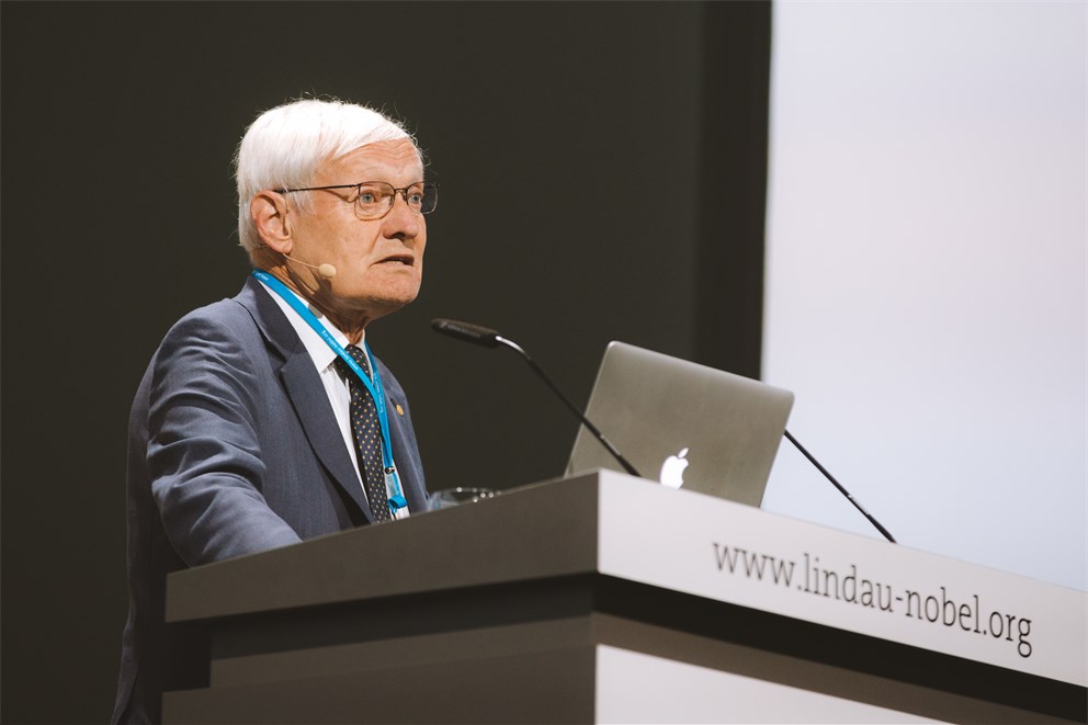 Joachim Frank lecturing on "Single-Particle Cryo-EM of Biological Molecules – the Sky Is the Limit"