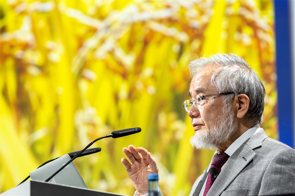 Yoshinori Ohsumi lecturing on "Lessons From Yeast - Autophagy: Intracellular Recycling System"