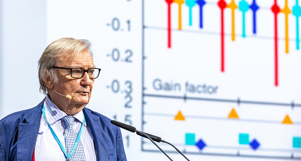 Carlo Rubbia presenting his lecture  "Further Searches of the Higgs Scalar Sector"