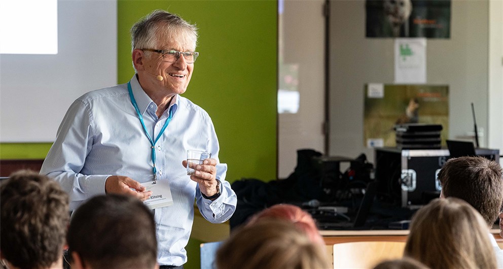 Klaus von Klitzing visits the Valentin-Heider-Gymnasiums Lindau to discuss with highschool students