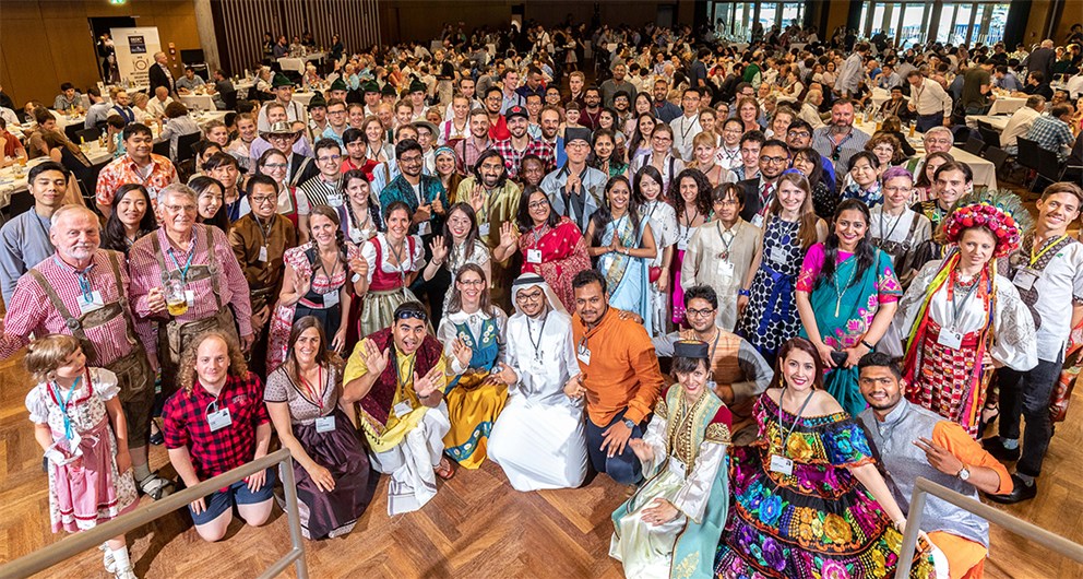 At the Bavarian Evening it is tradition for Nobel Laureates and young scientists to wear their traditional outfits. 