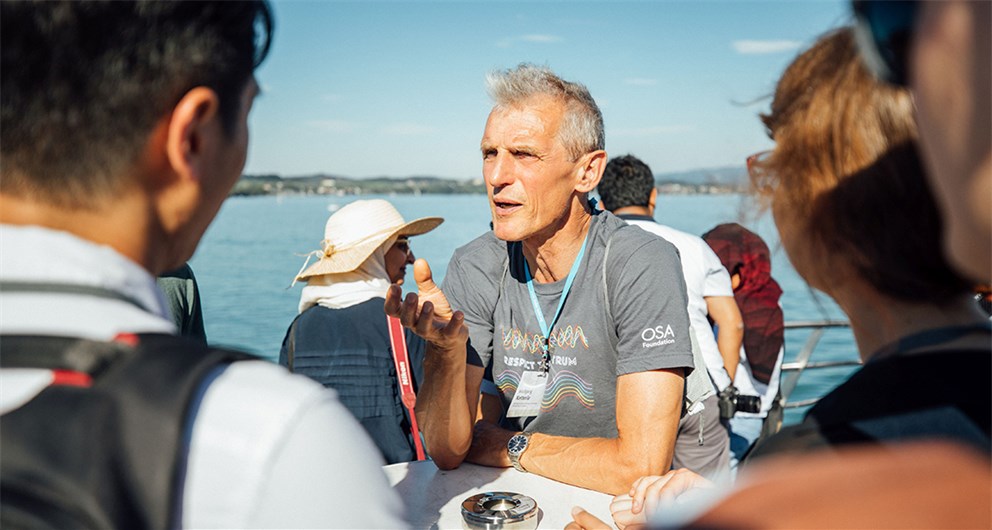 Wolfgang Ketterle in discussion with young scientists on the final meeting day