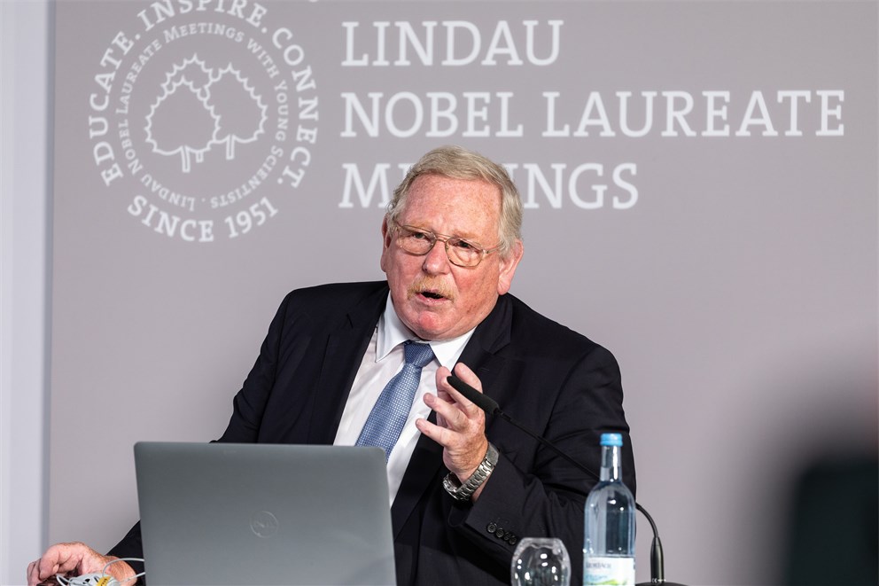 Reinhard Genzel delivering his public lecture on galaxies and dark holes. 