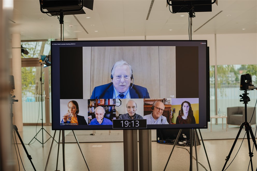 Reinhard Genzel, David J. Gross, Saul Perlmutter, Rainer Weiss and Saskia Plura taking part in the panel discussion "Dark and Black".