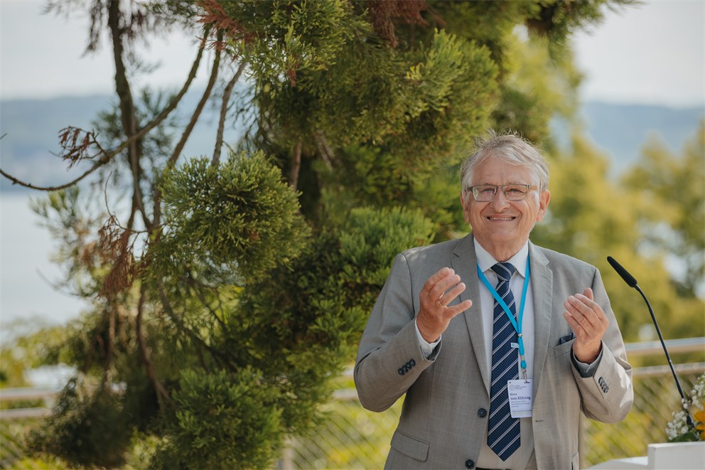 Klaus von Klitzing delivering his farewell speech on Mainau Island.