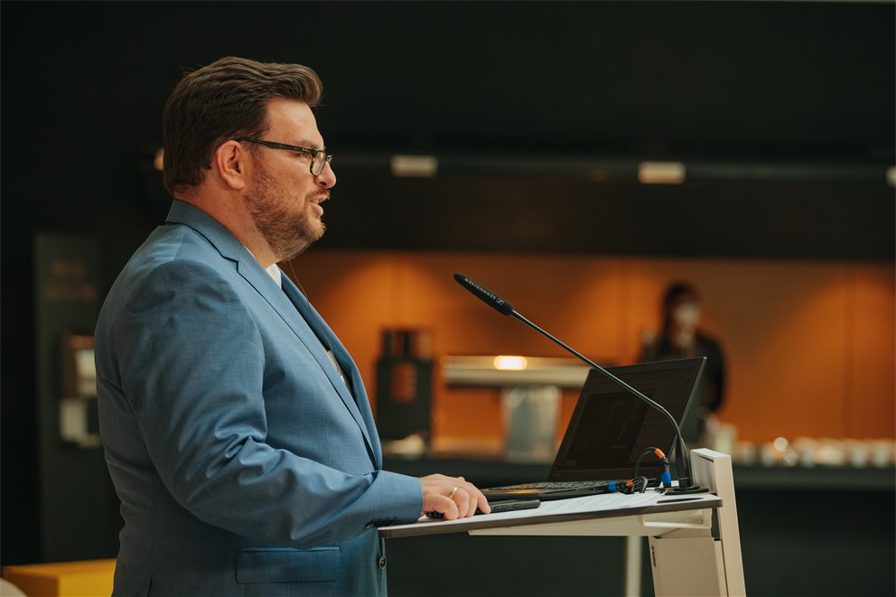 Christoph Schumacher, Alumni and Community Manager of the Lindau Nobel Laureate Meetings, hosting the "Next Gen Science Session".