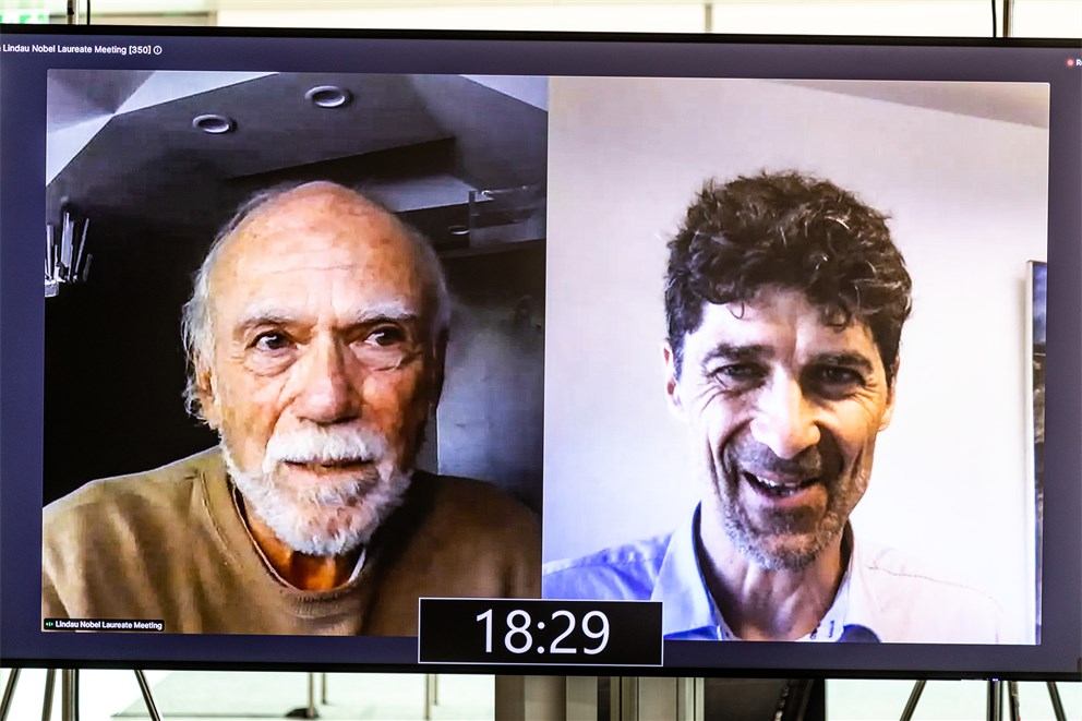 Heiner Linke introduces Barry Barish into his lecture session.