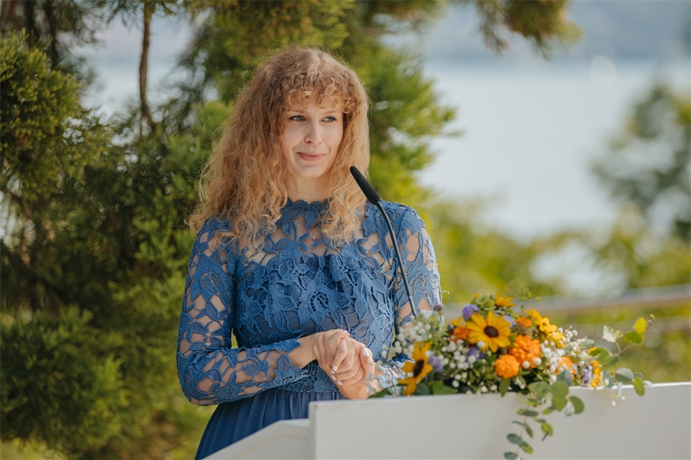 Young scientist Natalie Schunck presenting her closing speech on the final day at Mainau Island.