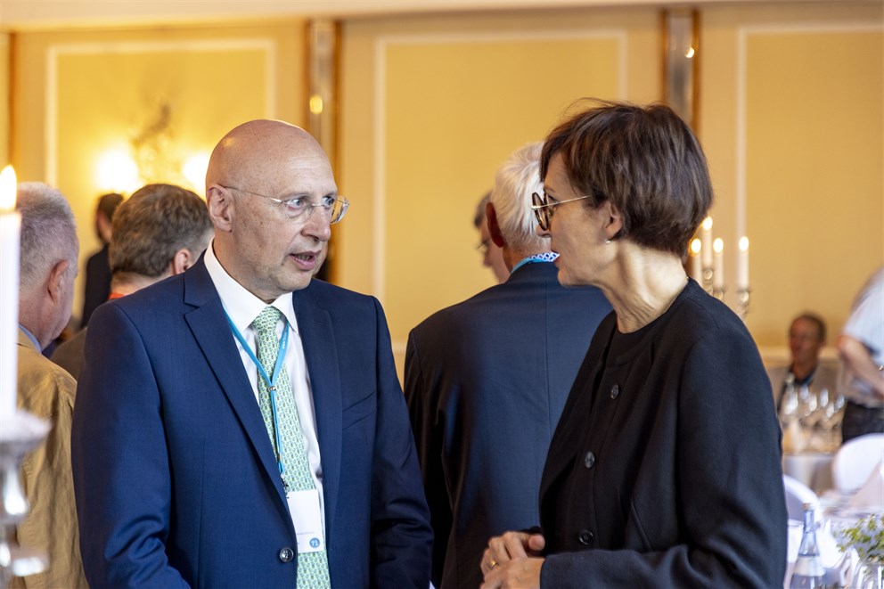 Stefan Hell conversing with Bettina Stark-Watzinger at the Summer Festival of Science.
