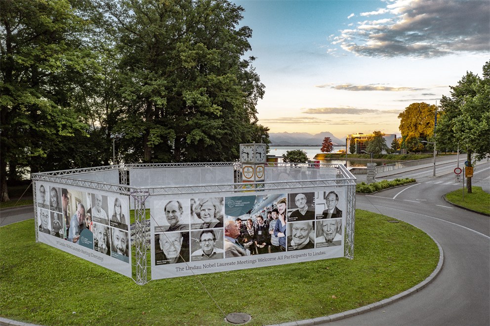 Laureate gallery in front of the island with a view of the Alps.