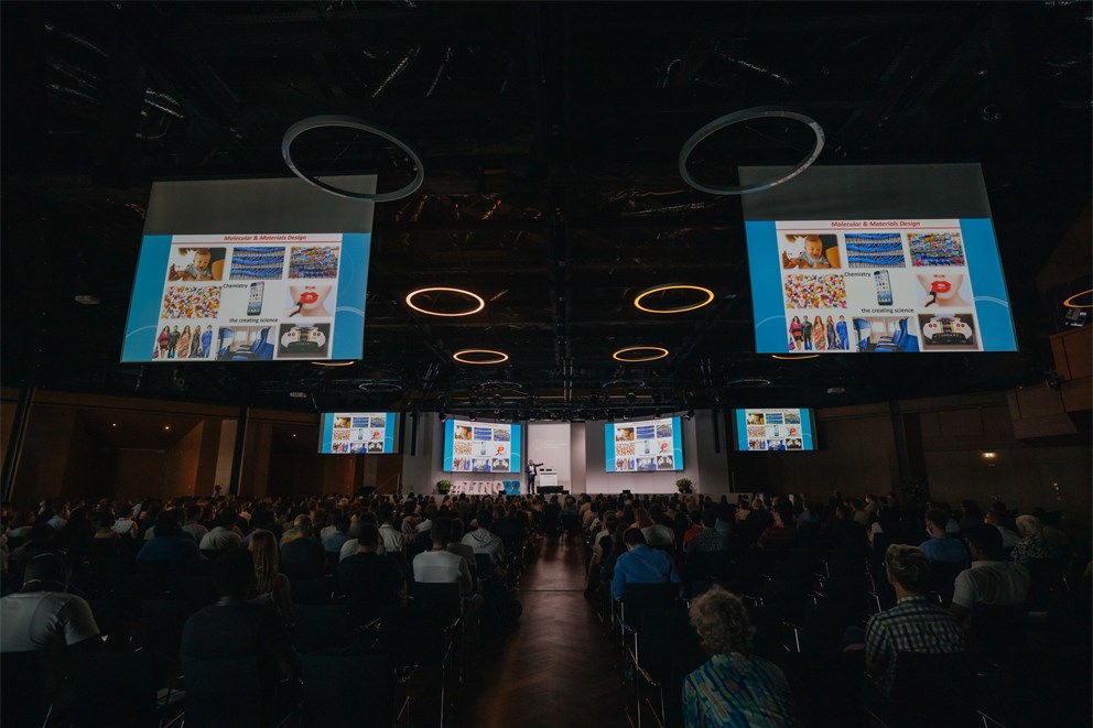 Ben Feringa presenting his lecture "The Joy of Discovery":