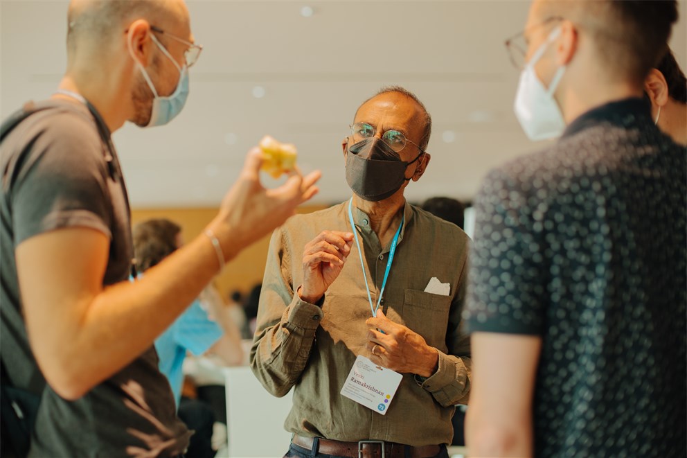 Venki Ramakrishnan conversing with young scientists. 