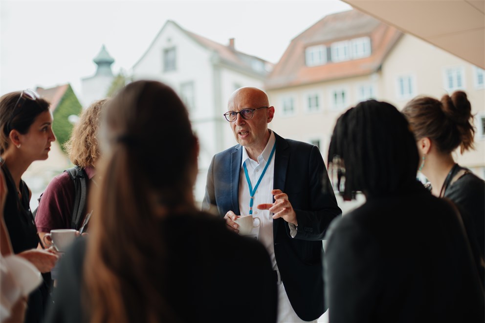 Stefan Hell in discussion with young scientists.