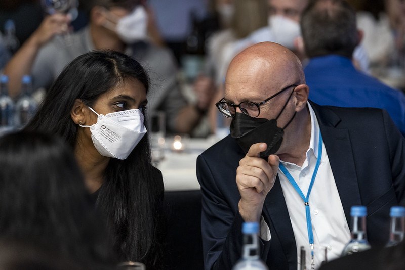 Stefan Hell chatting with a young scientist during the get-together.