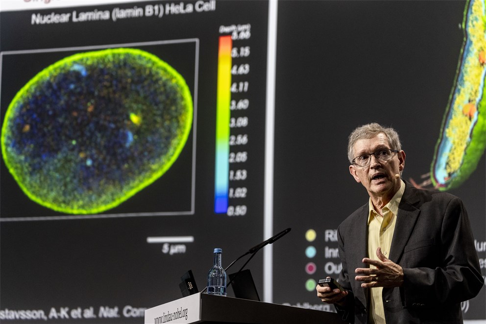William Moerner holding his lecture "What Can Single Molecules Tell Us About Coronavirus RNA and Cryo-Electron Tomography?".