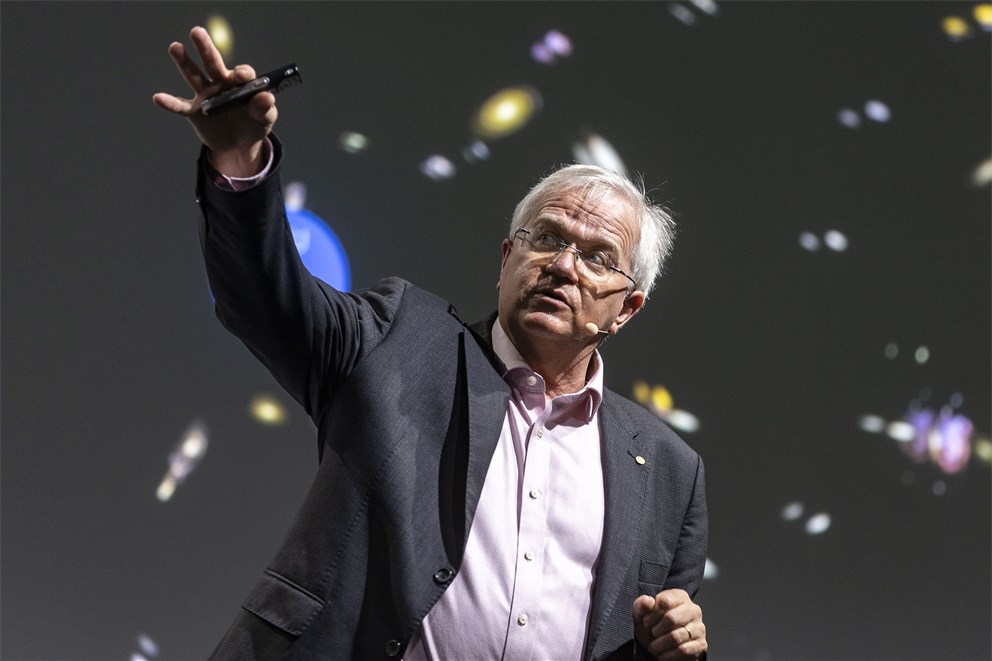 Brian Schmidt presenting his lecture "Astronomy in 2022".