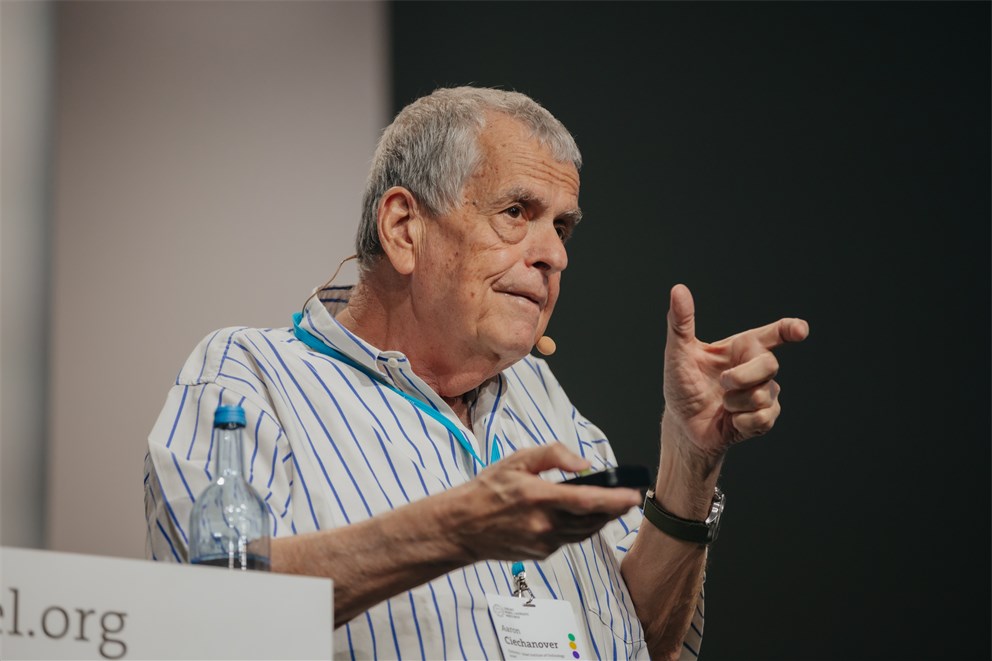 Aaron Ciechanover presenting his lecture "The COVID-19 Pandemic and Bioethics".