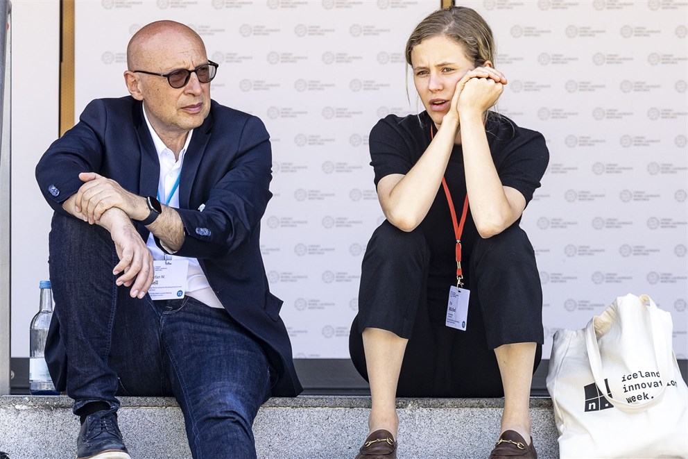 Stefan Hell in discussion with a young scientist.