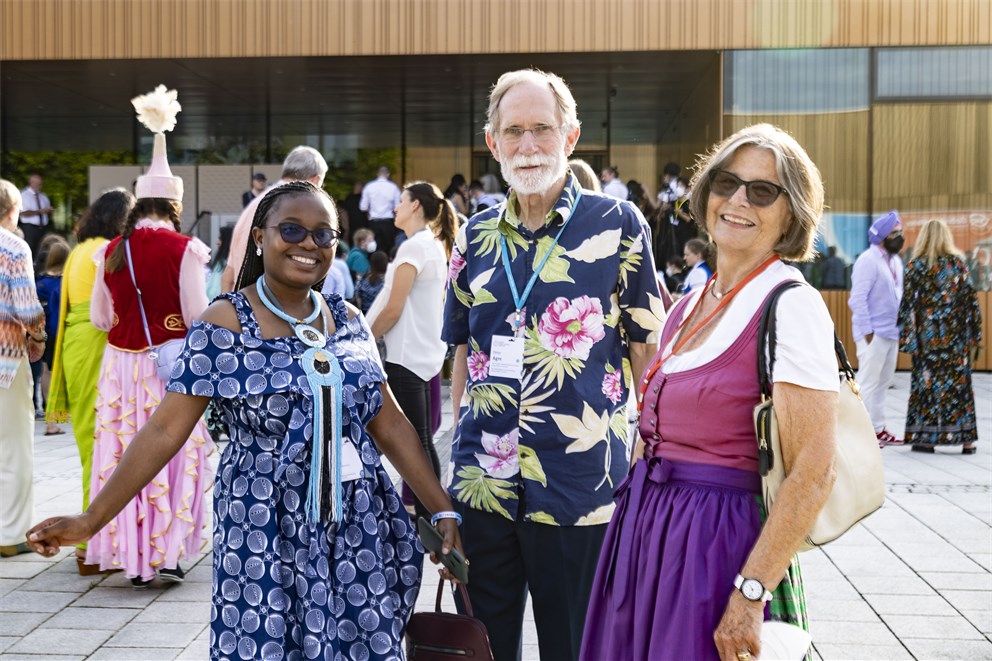 Young scientists with Peter Agre at the Bavarian Evening.