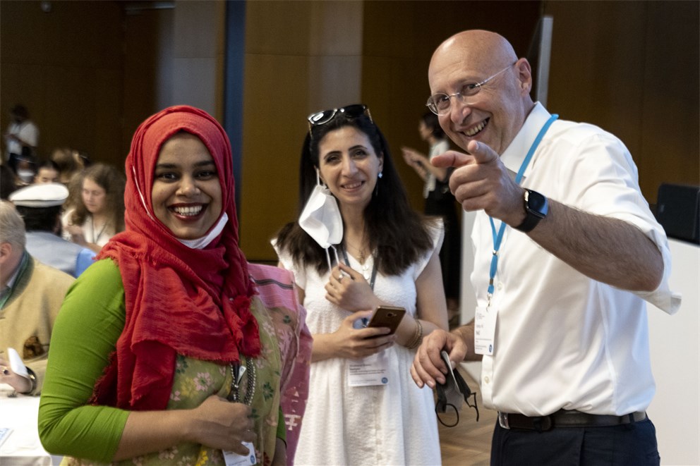 Stefan Hell with young scientists at the Bavarian Evening.