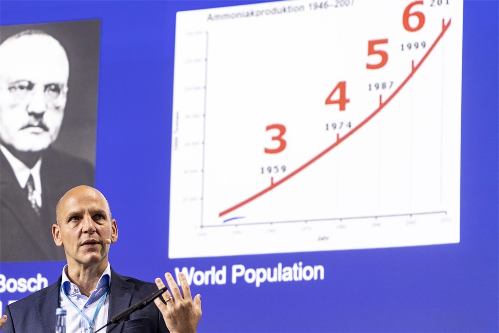Benjamin List holding his lecture "Toward Universal Catalysts for Selective Synthesis".