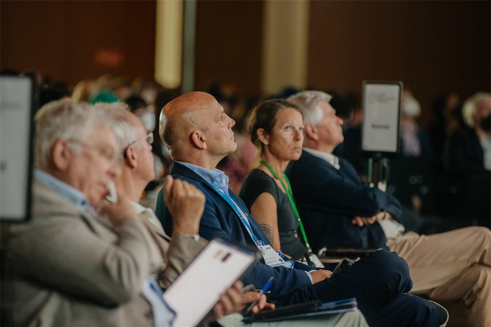 Benjamin List listening to Konstantin Novoselov's lecture.