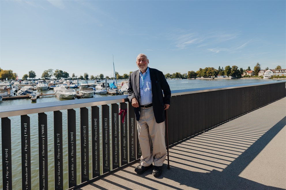 Joseph E. Stiglitz on the Lindau Nobel Steg.