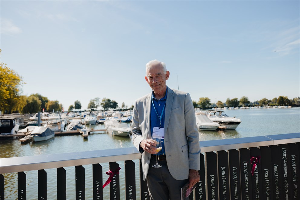 Christopher A. Sims on the Lindau Nobel Steg.