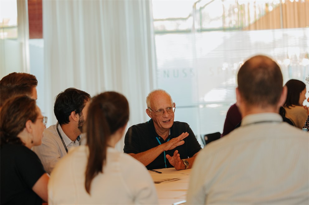 Oliver Hart talking with Young Economists at the 7th Lindau Meeting on Economic Sciences.
