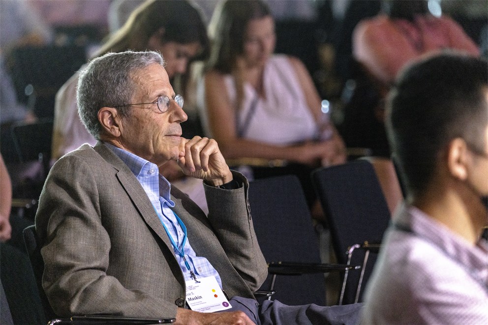 Eric S. Masking listening to a lecture at the 7th Lindau Meeting on Economic Sciences.