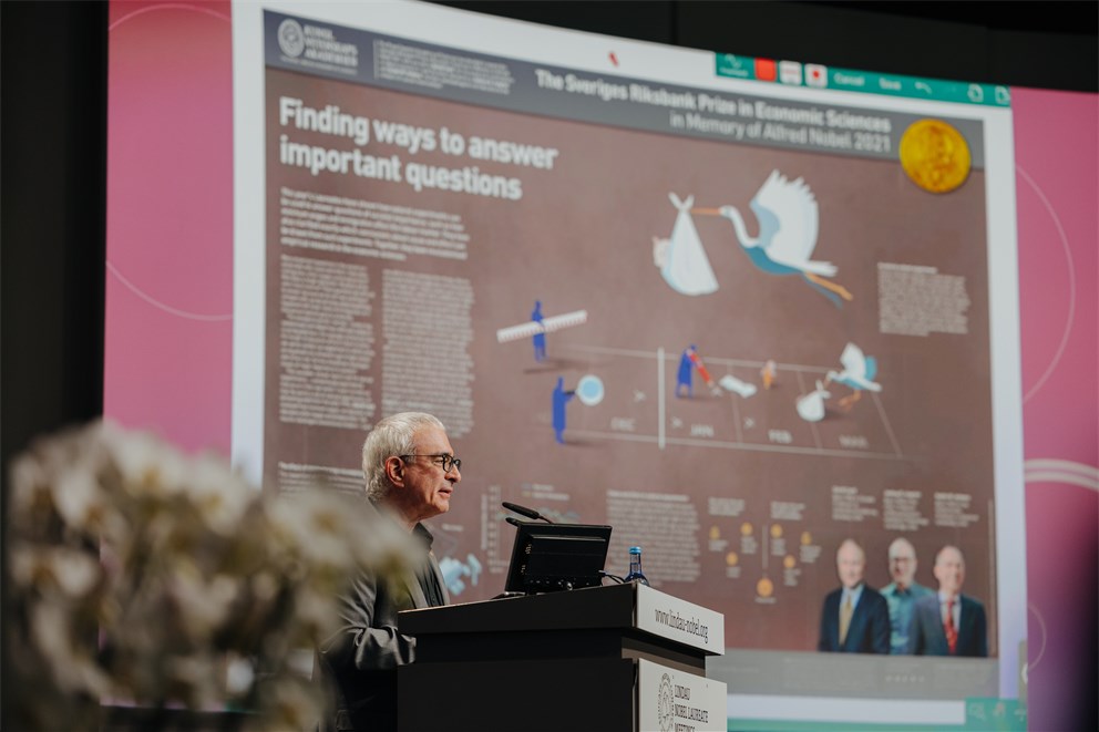 Joshua D. Angrist holding his lecture at the 7th Lindau Meeting on Economic Sciences.